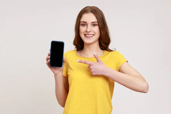 Olha Para Meu Telemóvel Adorável Menina Adolescente Feliz Apontando Smartphone — Fotografia de Stock