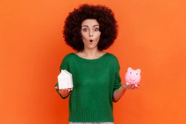 Überraschte Frau Mit Afro Frisur Trägt Grünen Lässigen Pullover Hält — Stockfoto