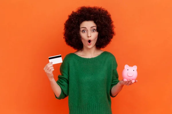 Retrato Mujer Asombrada Con Peinado Afro Suéter Verde Estilo Casual — Foto de Stock