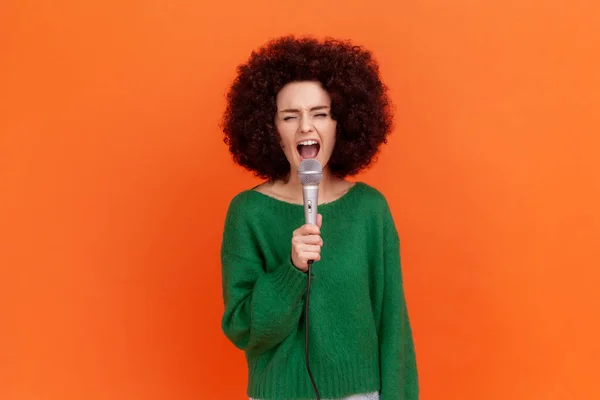 Afro Saçlı Yeşil Günlük Giyimli Elinde Mikrofonla Yüksek Sesle Favori — Stok fotoğraf