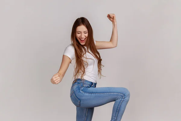 Retrato Mulher Entusiasmada Gritando Alegria Levantando Mão Celebrando Vitória Bem — Fotografia de Stock