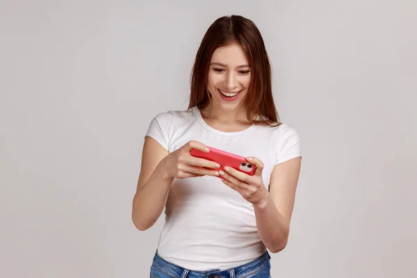 Schattige Donkerharige Vrouw Met Behulp Van Mobiele Telefoon Met Attente — Stockfoto