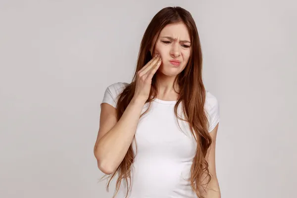 Ongezonde Zieke Vrouw Die Wang Aanraakt Met Uitdrukking Van Verschrikkelijke — Stockfoto