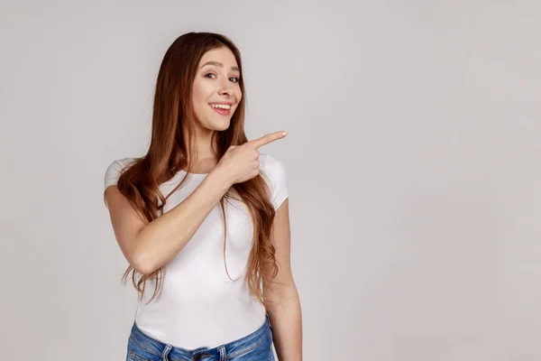 Retrato Mujer Atractiva Alegre Pie Señalando Con Dedo Espacio Copia —  Fotos de Stock