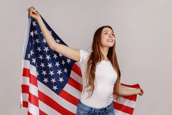 Portret Szczęśliwej Pozytywnej Kobiety Ciemnymi Włosami Trzymającej Amerykańską Flagę Odwracając — Zdjęcie stockowe