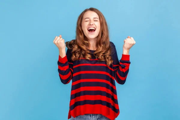 Jovem Otimista Positivo Feliz Vestindo Camisola Listrada Estilo Casual Levantou — Fotografia de Stock