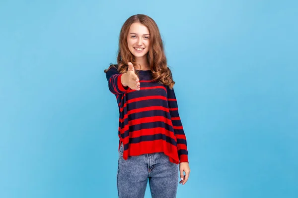 Retrato Mujer Joven Satisfecha Satisfecha Que Usa Suéter Estilo Casual — Foto de Stock
