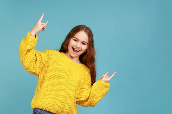 Rock Roll Yapan Mutlu Çılgın Küçük Kızın Portresi Elleriyle Havalı — Stok fotoğraf