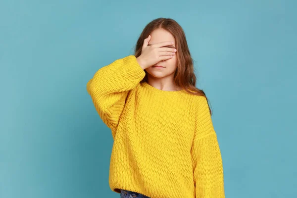 Portrait Petite Fille Couvrant Les Yeux Avec Main Pour Pas — Photo