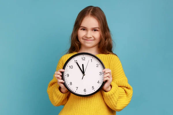 Portret Van Een Klein Meisje Met Grote Wandklok Hand Kijkend — Stockfoto