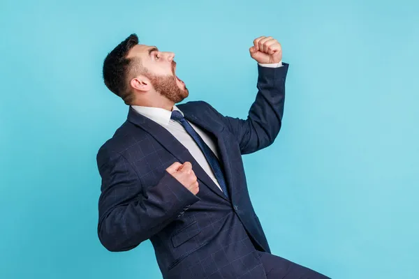 Zijaanzicht Van Een Dolblij Knappe Man Een Officieel Pak Die — Stockfoto