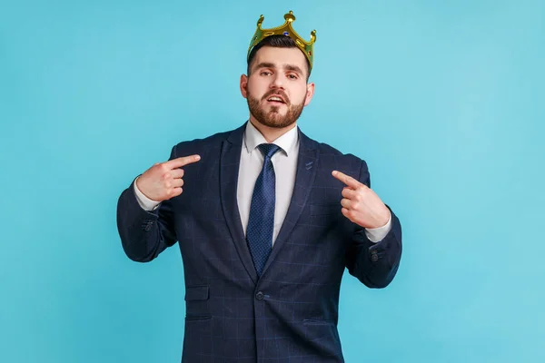 Homem Barbudo Orgulhoso Vestindo Terno Estilo Oficial Egoisticamente Olhando Para — Fotografia de Stock