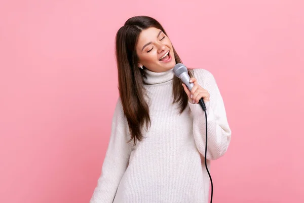 Feliz Joven Hembra Positiva Pie Sosteniendo Micrófono Cantando Canciones Karaoke —  Fotos de Stock