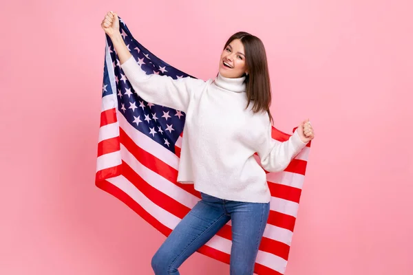 Portret Pięknej Kobiety Podniósł Ręce Trzymając Amerykańską Flagę Świętując Święto — Zdjęcie stockowe