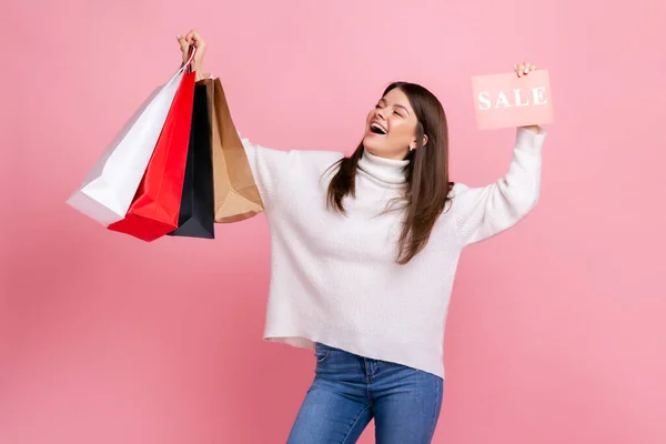 Mutlu Heyecanlı Esmer Kadın Alışveriş Poşetleriyle Kollarını Kaldırdı Satılık Kartıyla — Stok fotoğraf