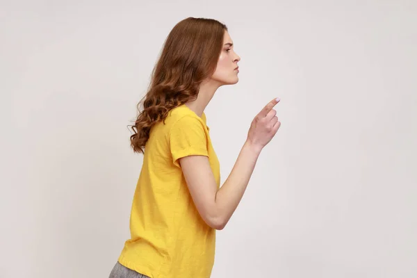 Jij Wees Voorzichtig Zijaanzicht Van Strenge Bazige Vrouw Van Jonge — Stockfoto