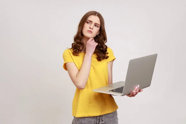 Ragazza Adolescente Bella Riflessivo Giallo Shirt Guardando Altrove Tenendo Mento — Foto Stock