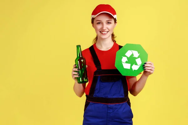 Porträt Einer Lächelnden Jungen Arbeiterfrau Die Ein Grünes Recyclingschild Und — Stockfoto