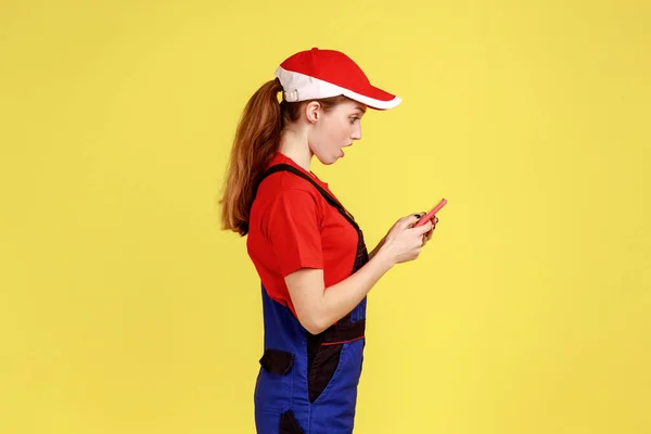 Visão Lateral Retrato Mulher Trabalhador Chocado Usando Telefone Celular Lendo — Fotografia de Stock