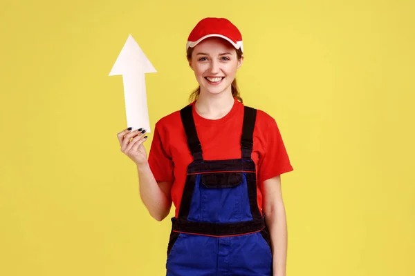 Porträt Einer Attraktiven Arbeiterin Die Mit Glücklichem Gesichtsausdruck Die Kamera — Stockfoto