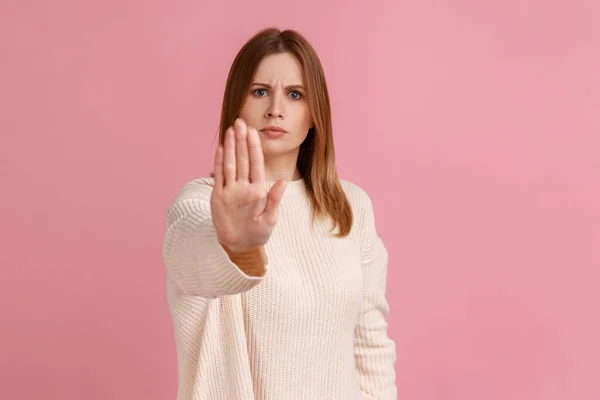 Πορτρέτο Της Σοβαρής Αυστηρή Νεαρή Ξανθιά Γυναίκα Στέκεται Stop Hands — Φωτογραφία Αρχείου
