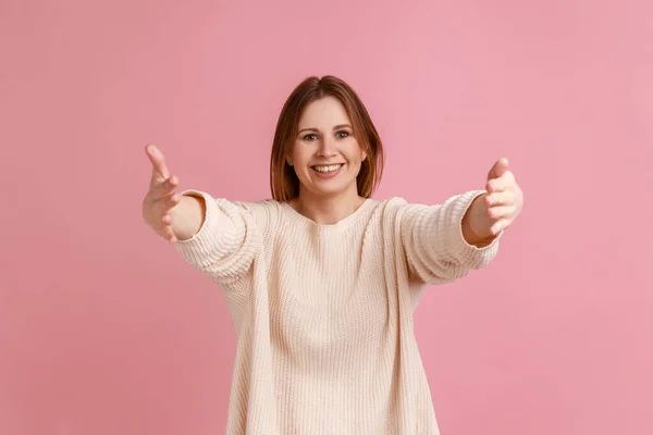 Vem Para Meus Braços Retrato Mulher Loira Sorridente Estendendo Mãos — Fotografia de Stock