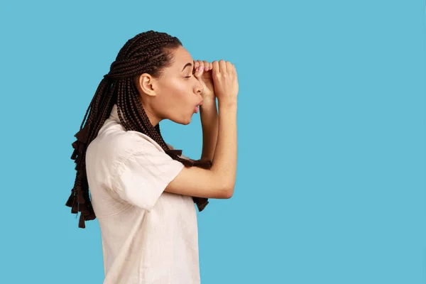 Vista Lateral Mujer Asombrada Con Rastas Haciendo Forma Gafas Mirando —  Fotos de Stock