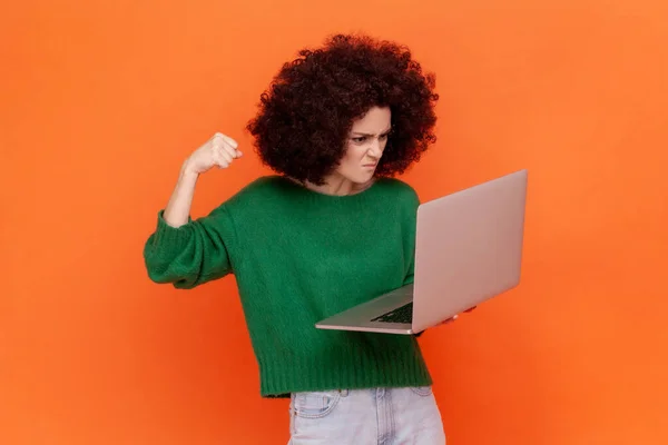 Afro Saçlı Yeşil Rahat Bir Süveter Giyen Laptopta Çalışan Sinirli — Stok fotoğraf