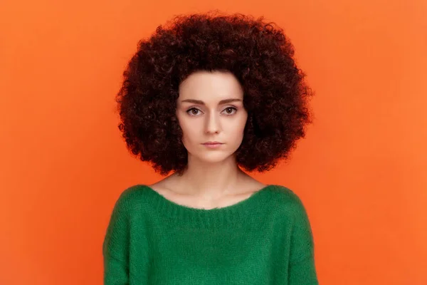 Retrato Una Mujer Seria Estricta Con Peinado Afro Con Suéter —  Fotos de Stock