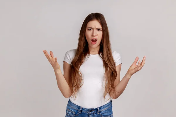 Cómo Pudiste Retrato Una Enojada Mujer Enfadada Levantando Brazos Pidiendo — Foto de Stock