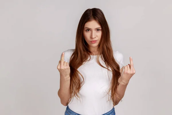 Mujer Molesta Descortés Mostrando Dedo Medio Cámara Expresando Odio Protesta — Foto de Stock