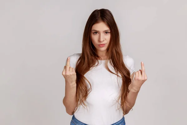 Oartigt Irriterad Kvinna Visar Långfinger Mot Kamera Uttrycker Protest Hat — Stockfoto