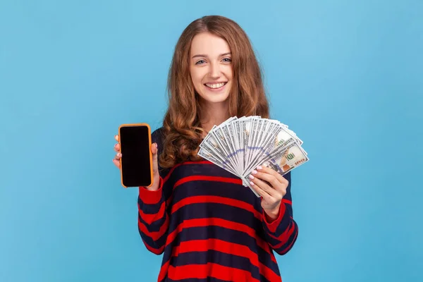 Szczęśliwa Kobieta Paski Sweter Stylu Casual Pokazując Fanem Banknotów Dolarów — Zdjęcie stockowe