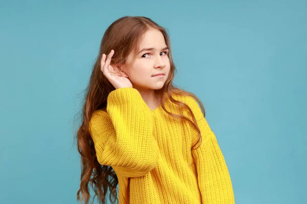 Portret Van Een Klein Meisje Dat Haar Hand Dicht Bij — Stockfoto