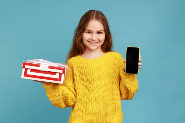 Retrato Menina Segurando Caixa Presente Telefone Inteligente Com Tela Branco — Fotografia de Stock