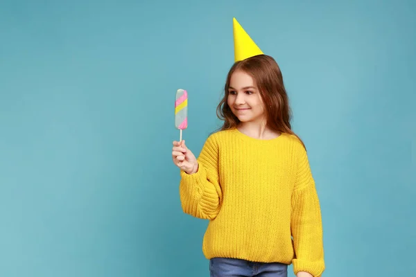 Porträt Eines Süßen Kleinen Mädchens Partykegel Das Mit Leckerem Eis — Stockfoto
