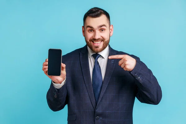 Koyu Takım Elbiseli Mutlu Boncuklu Adam Boş Ekranlı Akıllı Telefonu — Stok fotoğraf