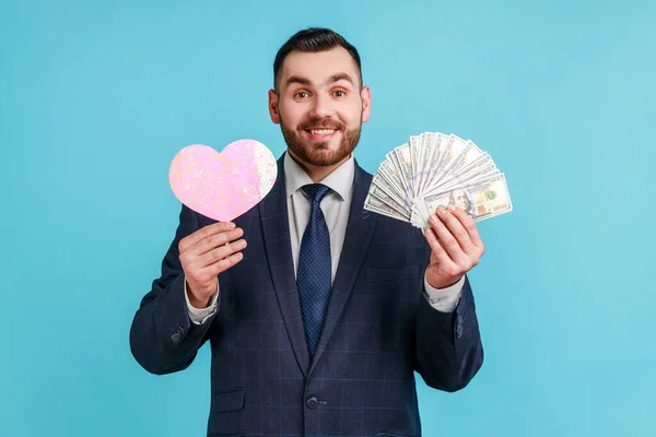 Porträtt Leende Ung Vuxen Skäggig Man Officiell Stil Kostym Hålla — Stockfoto