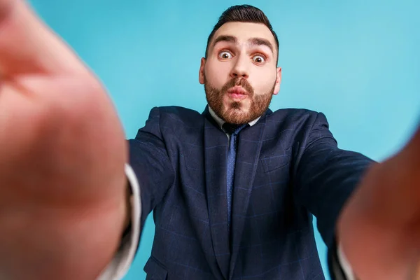 Αστεία Γενειοφόρος Επιχειρηματίας Φορώντας Επίσημο Κοστούμι Στυλ Λήψη Selfie Κοιτάζοντας — Φωτογραφία Αρχείου
