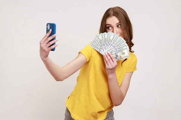 Retrato Una Adolescente Rica Con Cabello Castaño Camiseta Sosteniendo Dinero — Foto de Stock