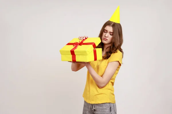 Menina Adolescente Perturbada Abrindo Caixa Presente Aniversário Olhando Para Dentro — Fotografia de Stock