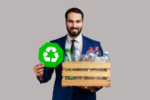 Bärtiger Mann Mit Karton Mit Plastikflaschen Und Grünem Recycling Symbol — Stockfoto