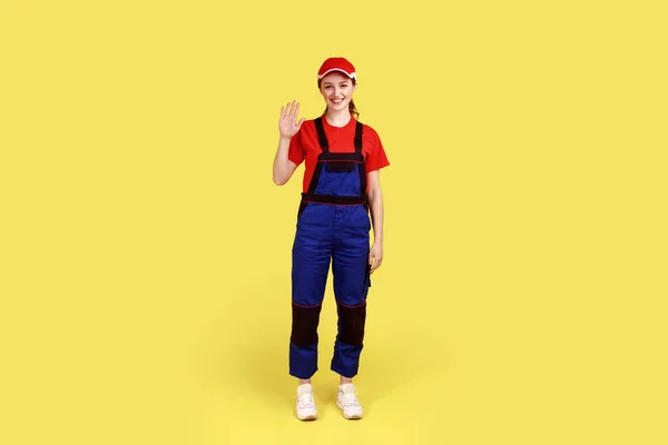 Retrato Comprimento Total Mulher Trabalhador Amigável Sorridente Acenando Mão Dizendo — Fotografia de Stock