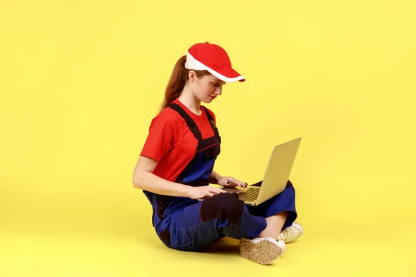 바닥에 노트북을 만지고 타자를 작업복을 모자를 화면을 수있다 스튜디오 가노란 — 스톡 사진
