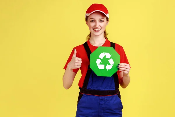 Porträt Einer Optimistischen Arbeiterin Die Mit Einem Recyclingschild Der Hand — Stockfoto