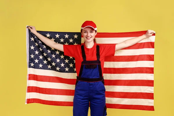 Πορτρέτο Της Χαρούμενης Εργαζόμενης Που Στέκεται Αμερικανική Σημαία Γιορτάζοντας Την — Φωτογραφία Αρχείου