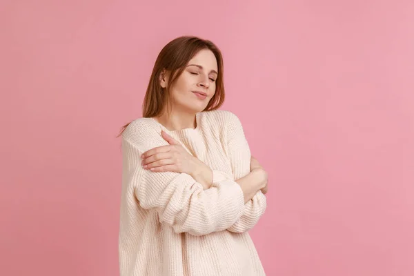 Amo Retrato Mulher Abraçando Sorrindo Sentindo Confortável Realizado Pessoa Egoísta — Fotografia de Stock