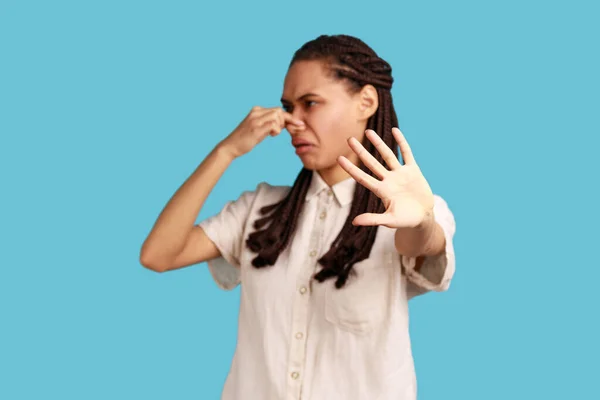 Femme Avec Dreadlocks Pincer Nez Arrêter Respirer Mauvaise Odeur Dégoûtée — Photo