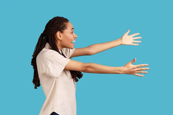 Rasta Bukleli Bir Kadının Yan Görünüşü Ellerini Uzatır Doğrudan Kameraya — Stok fotoğraf