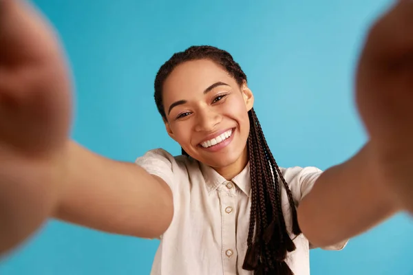 Siyah Bukleli Gülümseyen Kadının Mutlu Bir Yüz Ifadesi Var Selfie — Stok fotoğraf